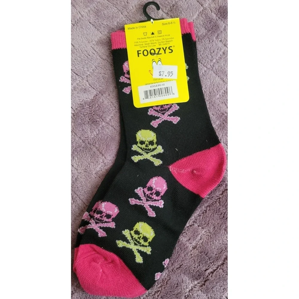 Foozys Kids Socks Crew Skulls and Crossbones Children Size 6-8.5